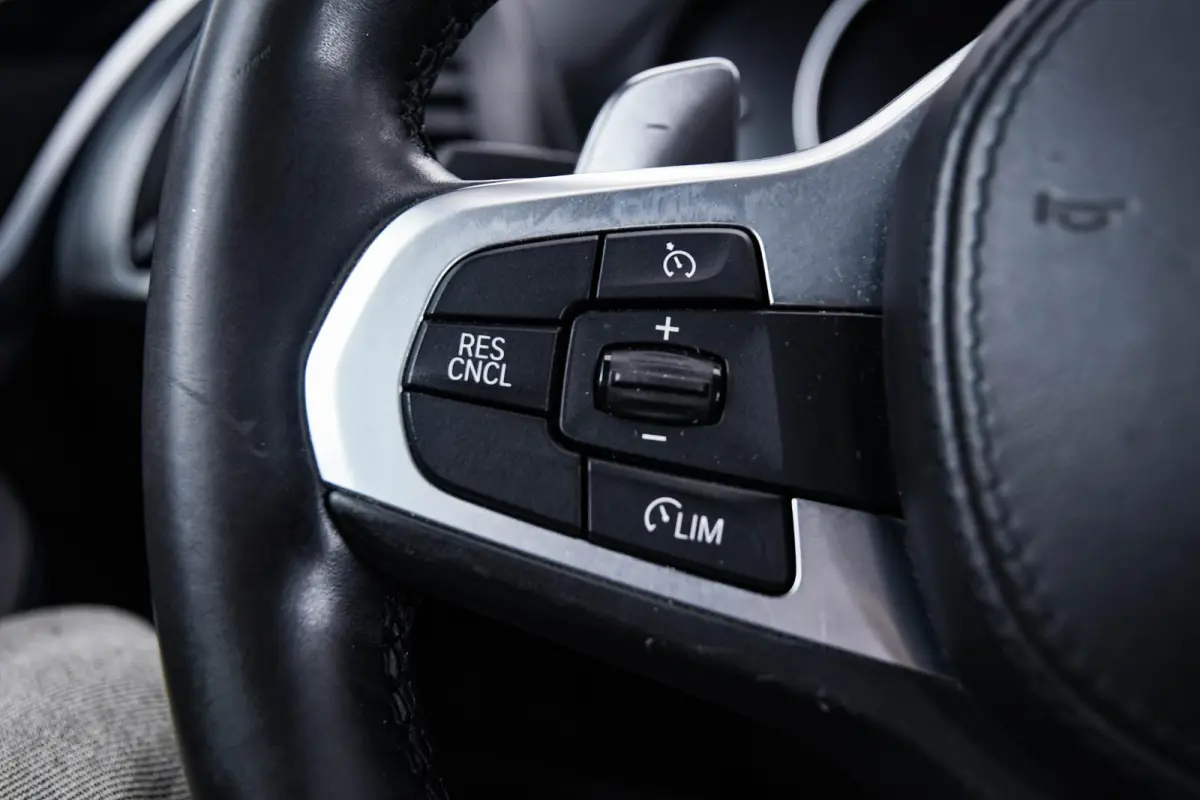 xDrive20i High Executive M Sport - Panoramadak - Ambiance verlichting - Parking Assistant - LED koplampen met uitgebreide functionaliteit - Sportstoelen - Navigatiesysteem Business -