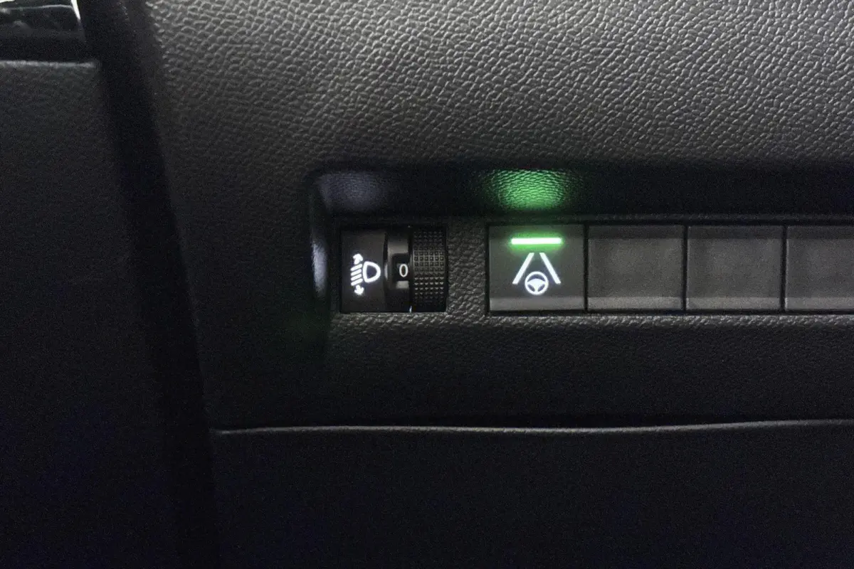1.2 Hybrid 145 Allure Keyless Camera Adaptive Cruise