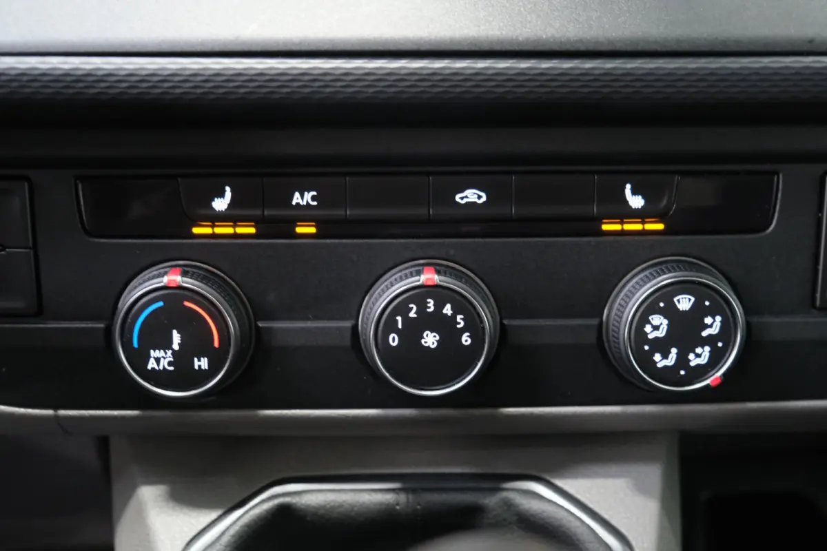 2.0 TDI L2H2 30 - Airco, Cruise, PDC, Carplay, Inrichting, Imperiaal, Standkachel, Trekhaak.