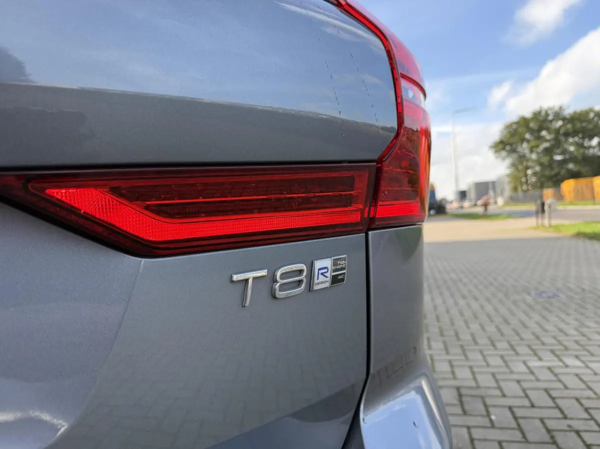 2.0 T8 Twin Engine AWD R-Design | Lucht Vering | Full LED | Alcantara/Leder | 360 Camera | Panorama | Trekhaak | CarPlay | Adaptive Cruise