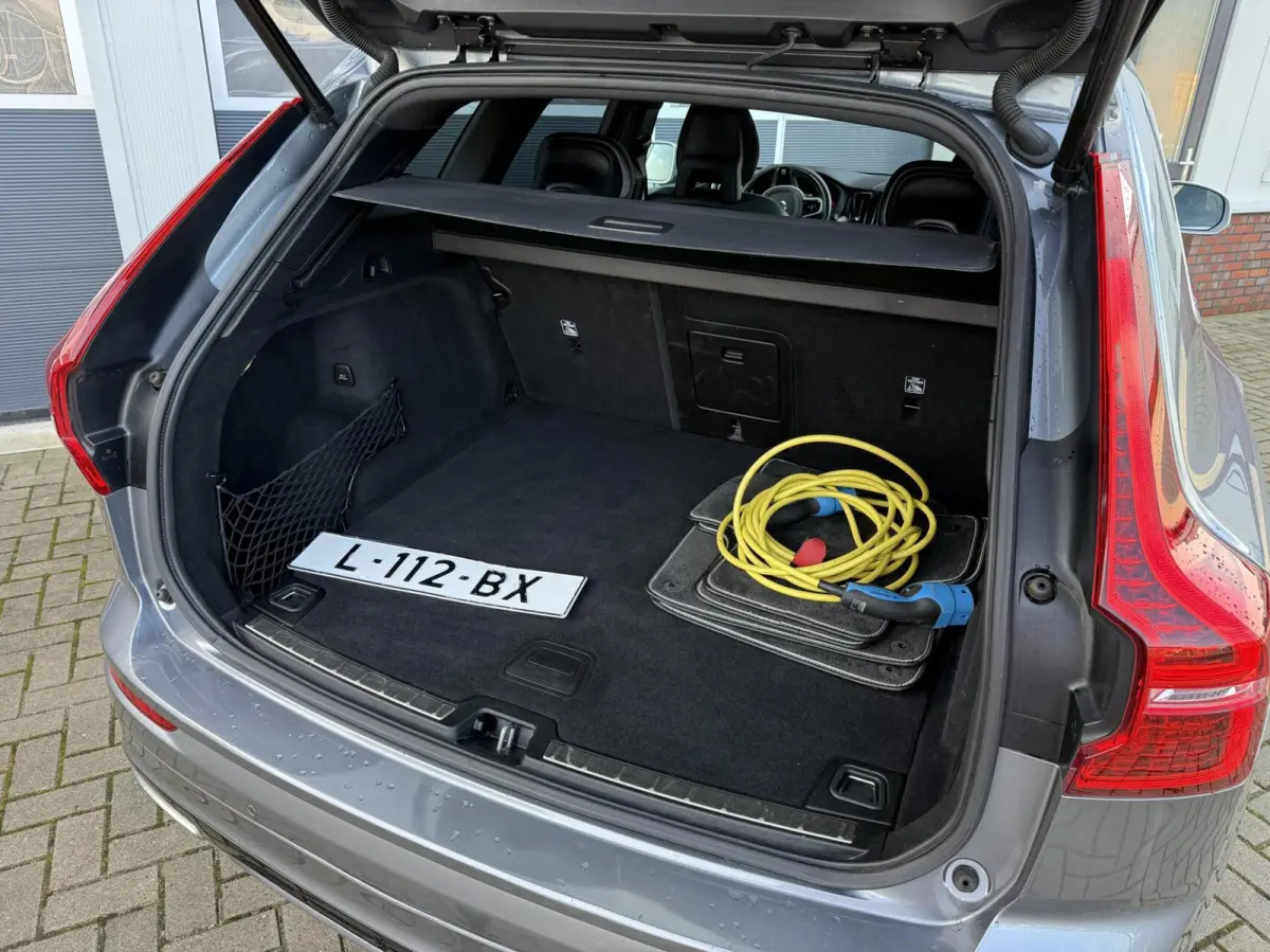 2.0 T8 Twin Engine AWD R-Design | Lucht Vering | Full LED | Alcantara/Leder | 360 Camera | Panorama | Trekhaak | CarPlay | Adaptive Cruise