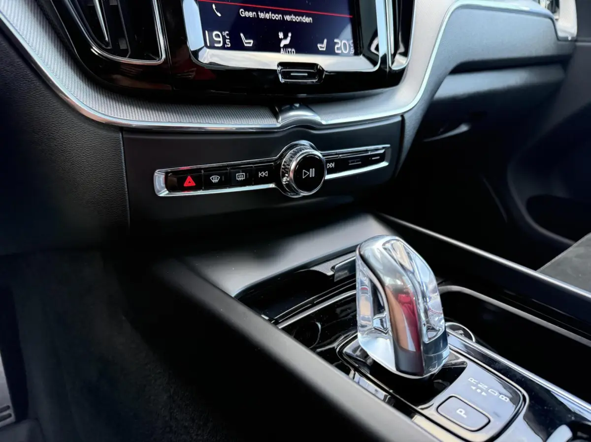 2.0 T8 Twin Engine AWD R-Design | Lucht Vering | Full LED | Alcantara/Leder | 360 Camera | Panorama | Trekhaak | CarPlay | Adaptive Cruise