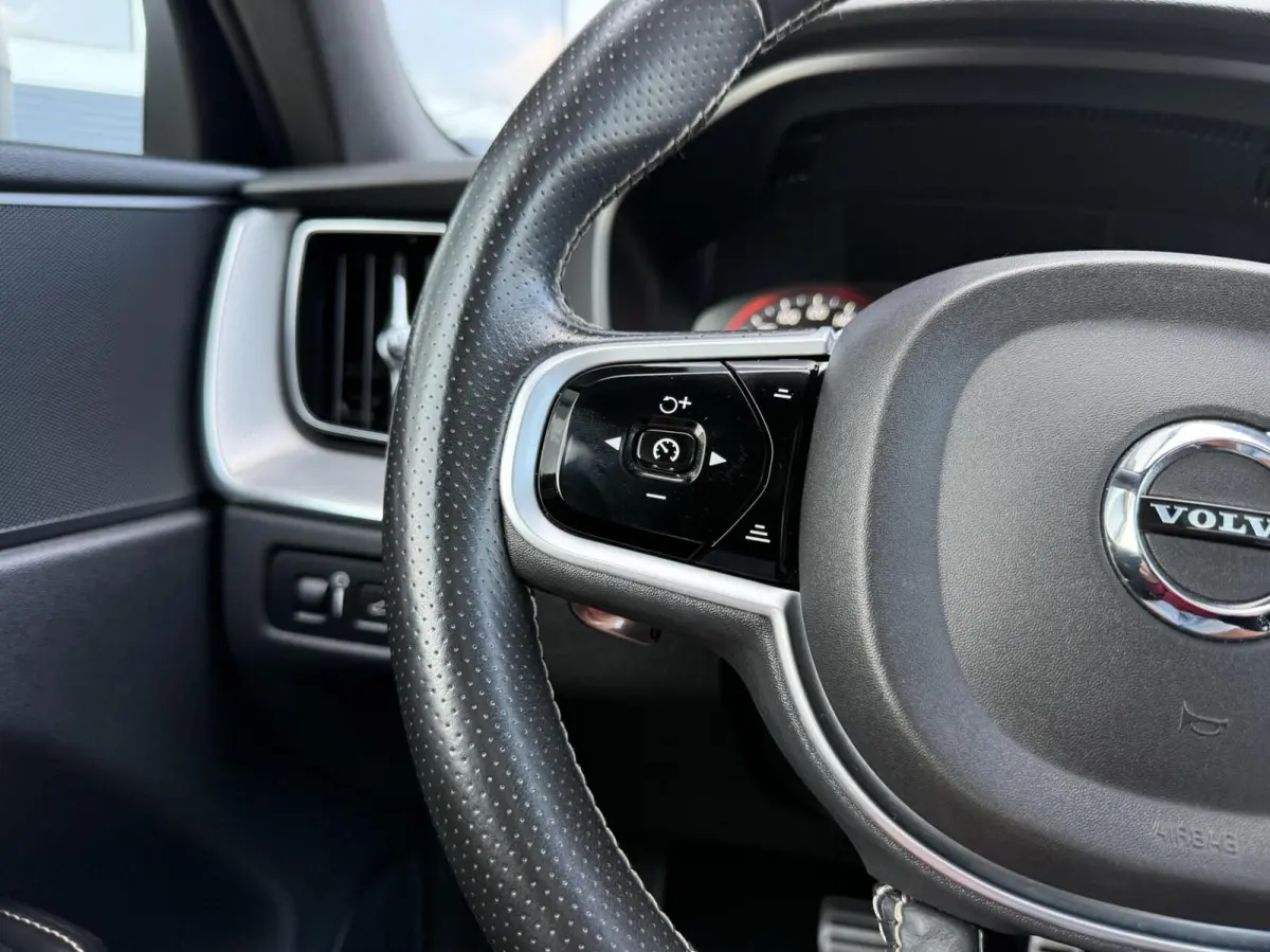 2.0 T8 Twin Engine AWD R-Design | Lucht Vering | Full LED | Alcantara/Leder | 360 Camera | Panorama | Trekhaak | CarPlay | Adaptive Cruise