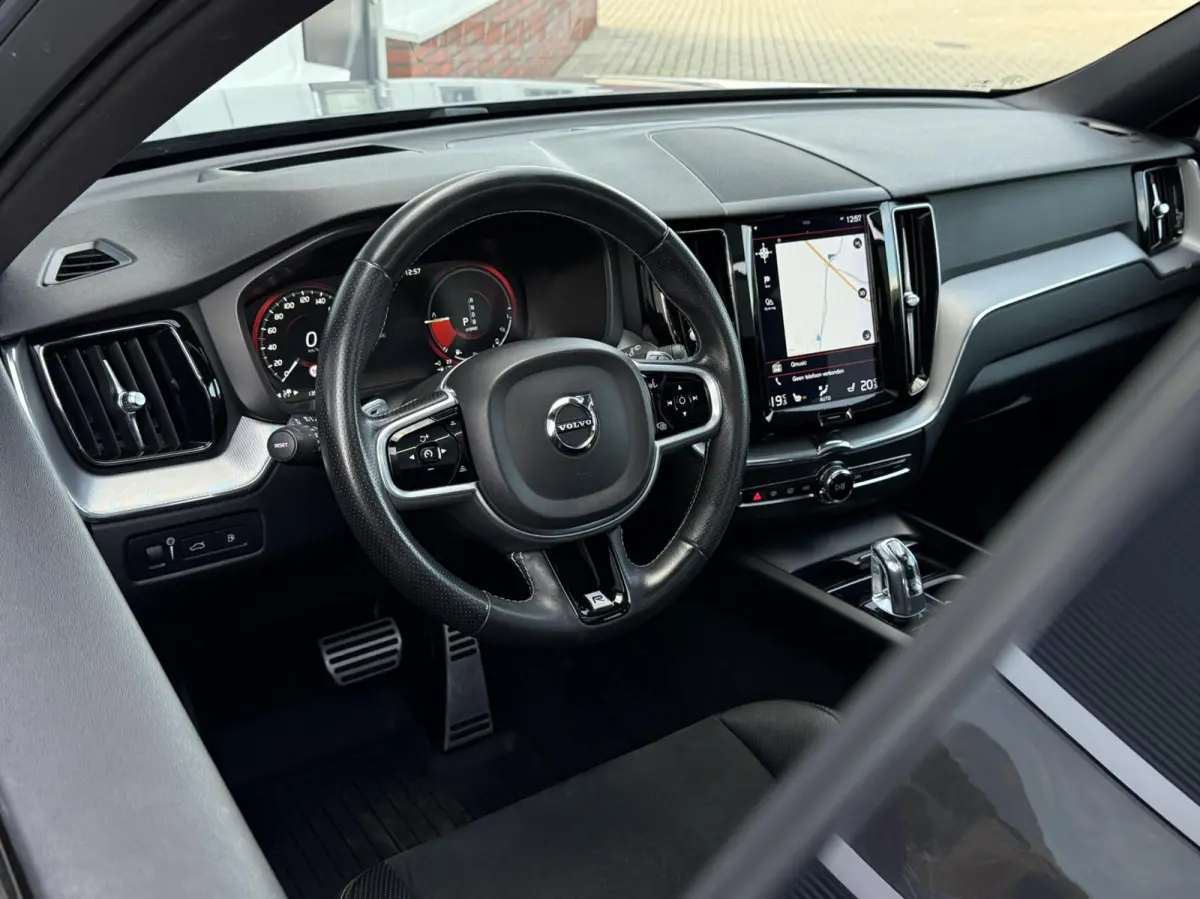 2.0 T8 Twin Engine AWD R-Design | Lucht Vering | Full LED | Alcantara/Leder | 360 Camera | Panorama | Trekhaak | CarPlay | Adaptive Cruise