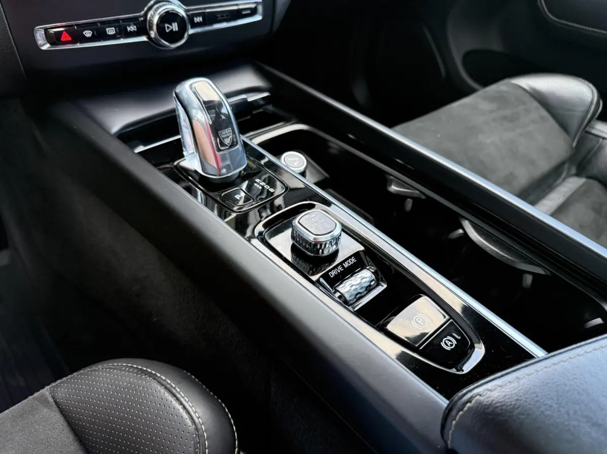 2.0 T8 Twin Engine AWD R-Design | Lucht Vering | Full LED | Alcantara/Leder | 360 Camera | Panorama | Trekhaak | CarPlay | Adaptive Cruise