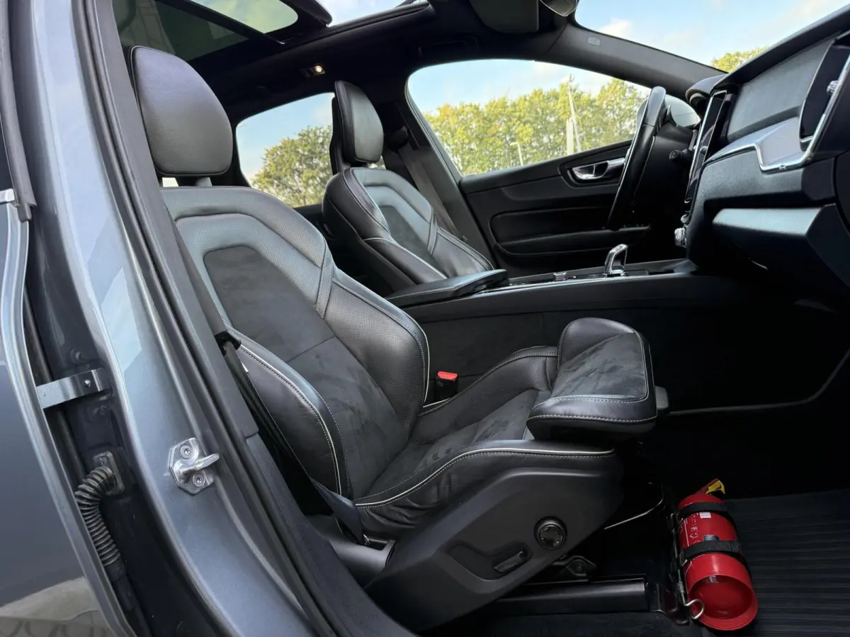 2.0 T8 Twin Engine AWD R-Design | Lucht Vering | Full LED | Alcantara/Leder | 360 Camera | Panorama | Trekhaak | CarPlay | Adaptive Cruise