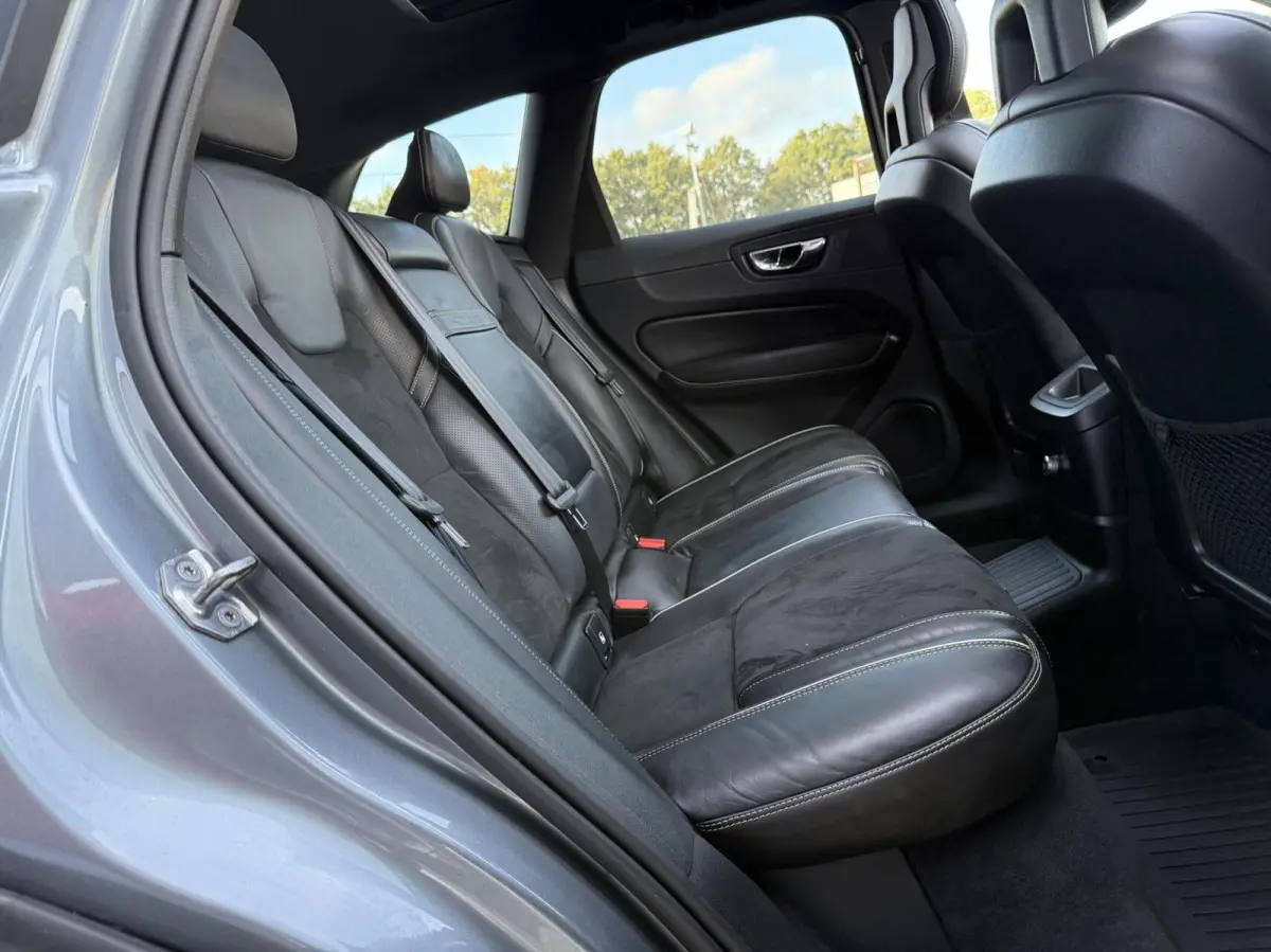 2.0 T8 Twin Engine AWD R-Design | Lucht Vering | Full LED | Alcantara/Leder | 360 Camera | Panorama | Trekhaak | CarPlay | Adaptive Cruise