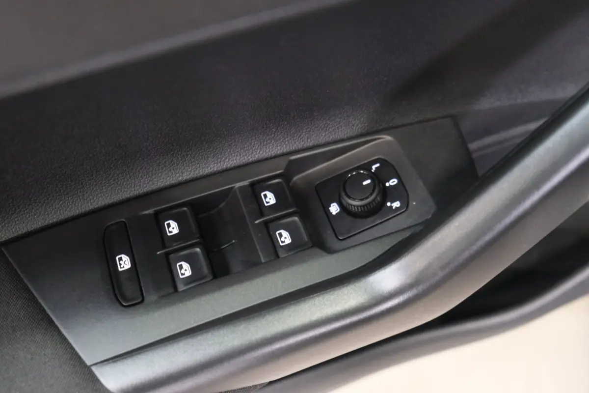 1.0 TSI Life Automaat - N.A.P. Airco, Cruise, Navi, PDC, Carplay, Virtueel display.