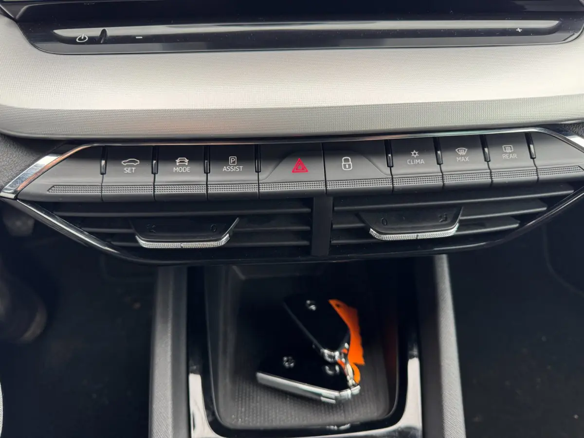 1.0 TSI Business Edition TREKHAAK CARPLAY ANDROID DIGITAAL DASHBOARD