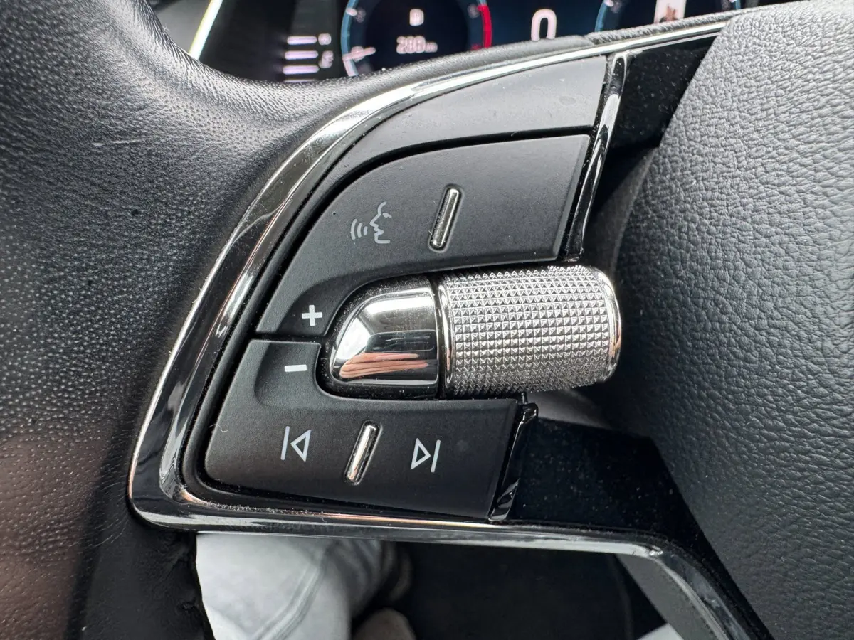 1.0 TSI Business Edition TREKHAAK CARPLAY ANDROID DIGITAAL DASHBOARD