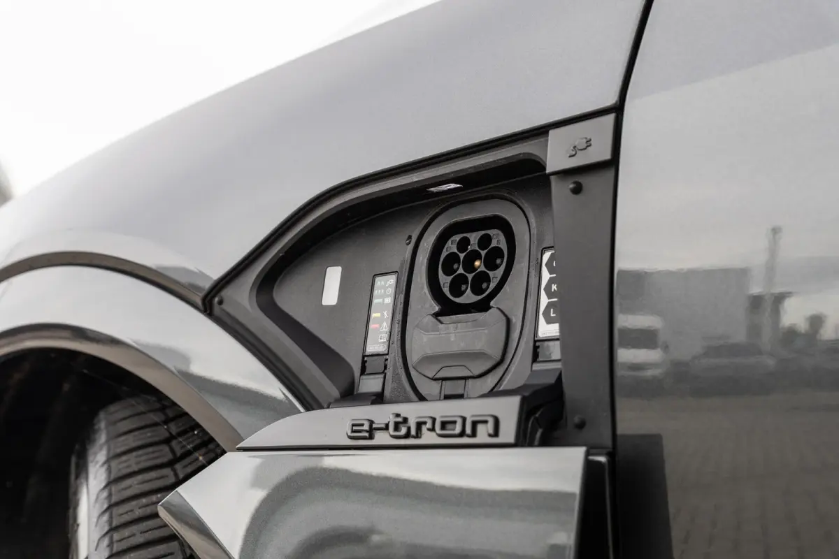 50 340pk quattro S edition 95 kWh | Panoramadak | Achteruitrijcamera | Luchtvering