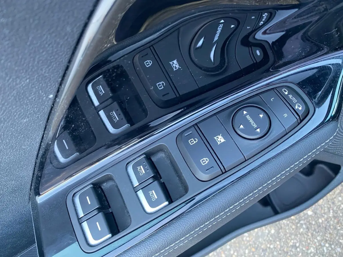 1.6 GDi PHEV DynamicPlusLine | Climate control | Leder | Stoel,- en stuurverwarming | Keyless | Navigatie | Dodehoek detectie | 16 inch LM-velgen | Parkeercamera |