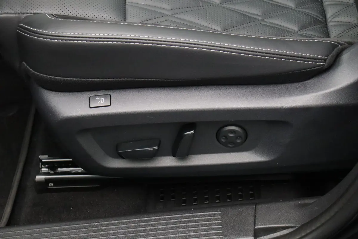 158pk MHEV Xtronic Tekna Plus | Trekgewicht 1800KG | Panoramadak | Lederen bekleding | Bose | Head-up display | 360 camera | Stoelverwarming | Elektrische stoelen |