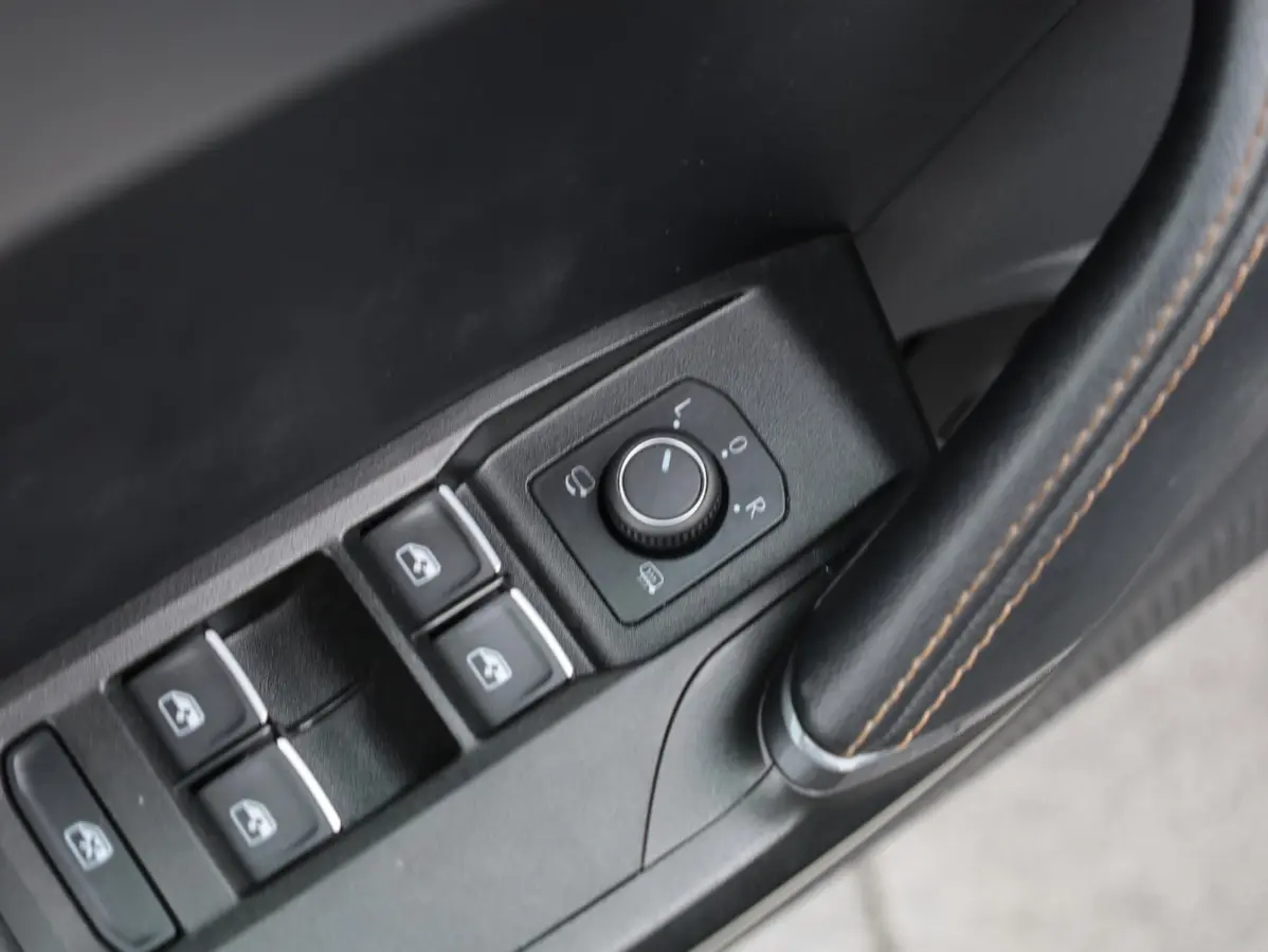 1.4 e-Hybrid Business Keyless | Camera | Virtual | Adaptive Cruise | Carplay | 18"Inch | Stuur verwarmd |