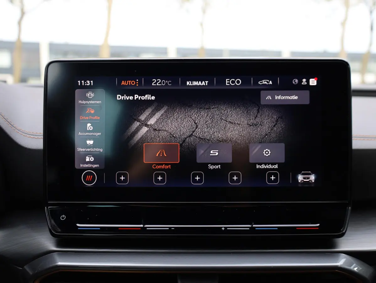 1.4 e-Hybrid Business Keyless | Camera | Virtual | Adaptive Cruise | Carplay | 18"Inch | Stuur verwarmd |