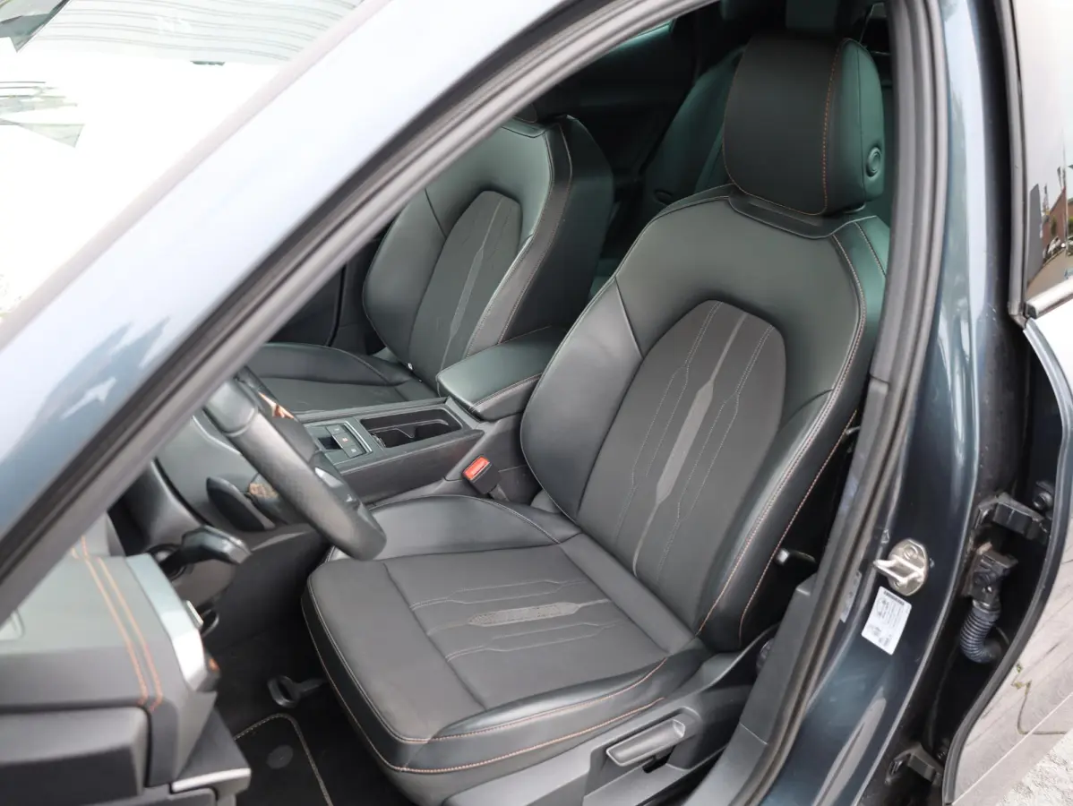 1.4 e-Hybrid Business Keyless | Camera | Virtual | Adaptive Cruise | Carplay | 18"Inch | Stuur verwarmd |