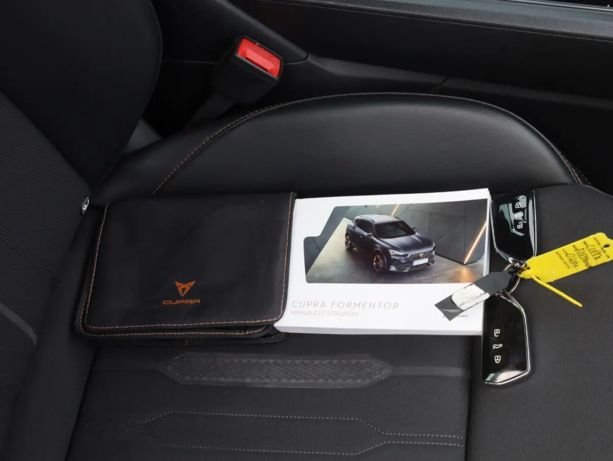 1.4 e-Hybrid Business Keyless | Camera | Virtual | Adaptive Cruise | Carplay | 18"Inch | Stuur verwarmd |