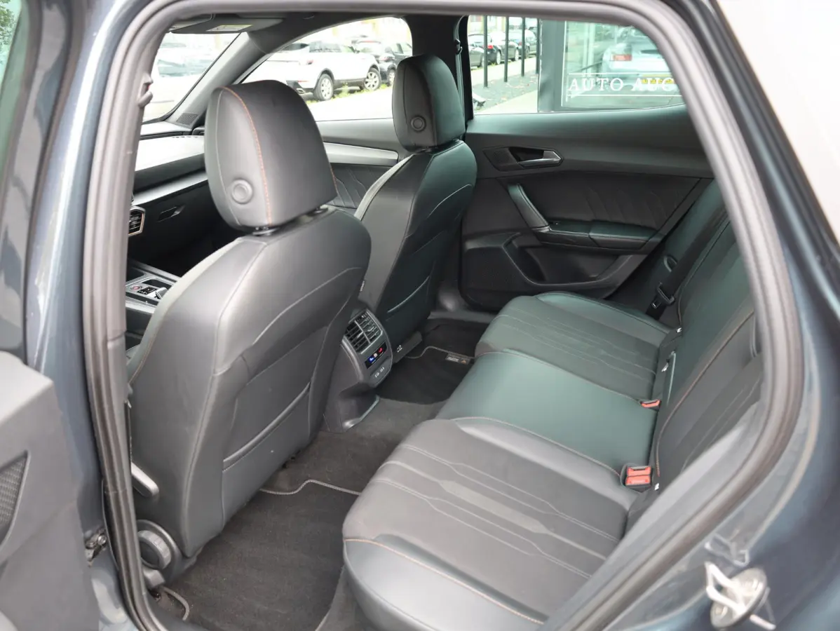 1.4 e-Hybrid Business Keyless | Camera | Virtual | Adaptive Cruise | Carplay | 18"Inch | Stuur verwarmd |