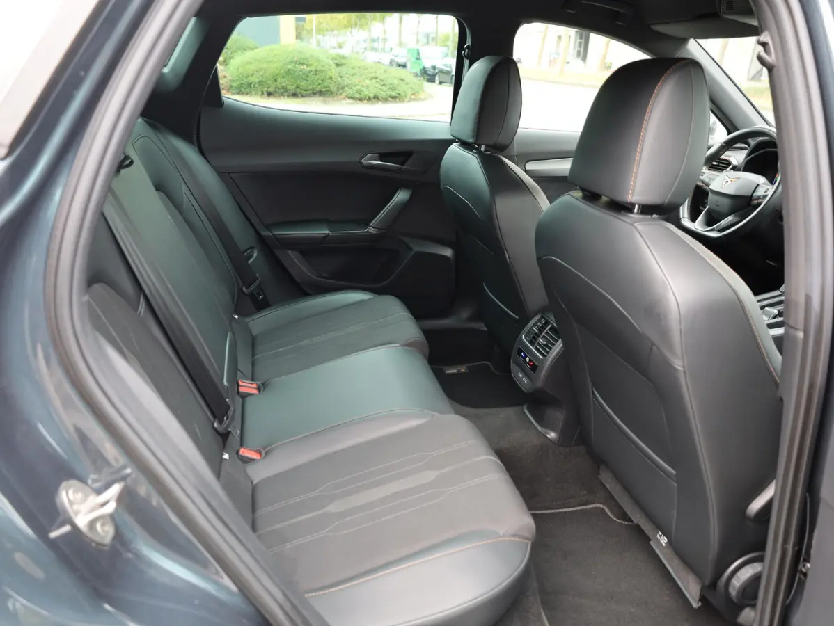 1.4 e-Hybrid Business Keyless | Camera | Virtual | Adaptive Cruise | Carplay | 18"Inch | Stuur verwarmd |