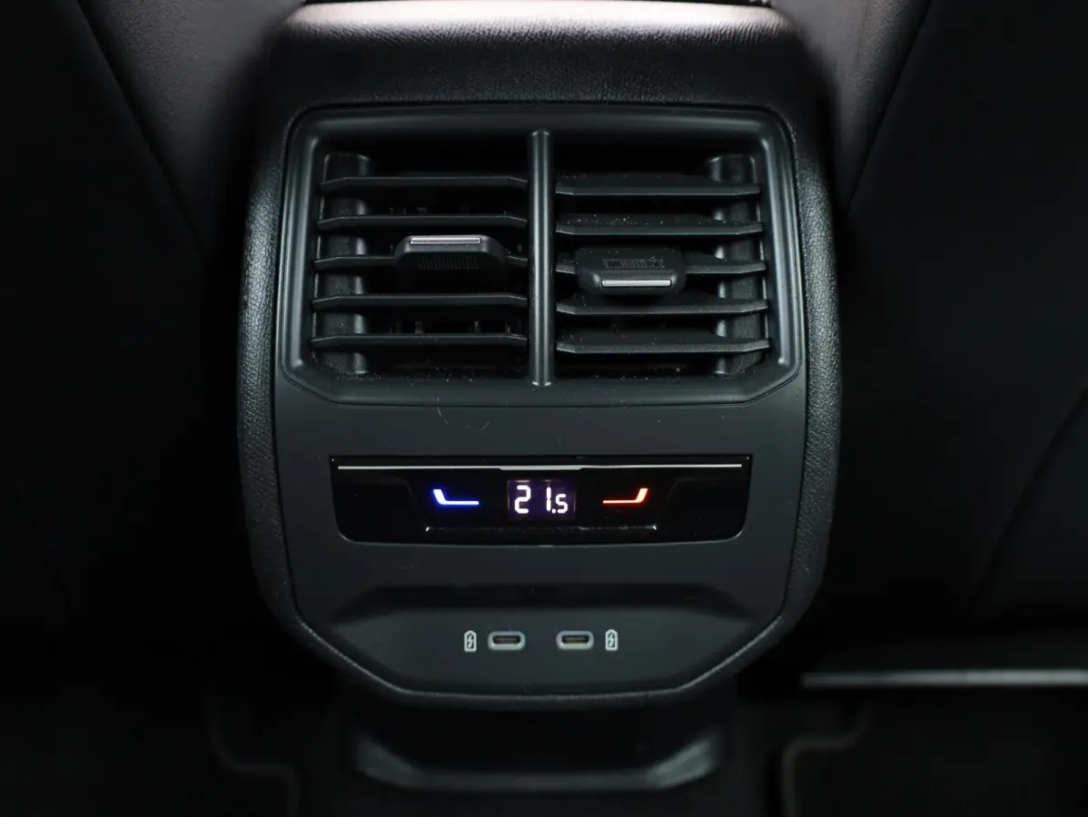 1.4 e-Hybrid Business Keyless | Camera | Virtual | Adaptive Cruise | Carplay | 18"Inch | Stuur verwarmd |