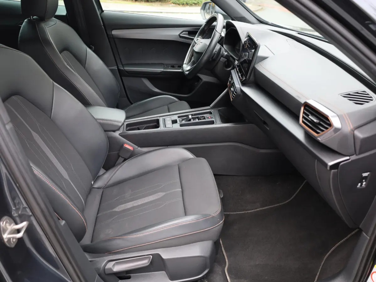 1.4 e-Hybrid Business Keyless | Camera | Virtual | Adaptive Cruise | Carplay | 18"Inch | Stuur verwarmd |