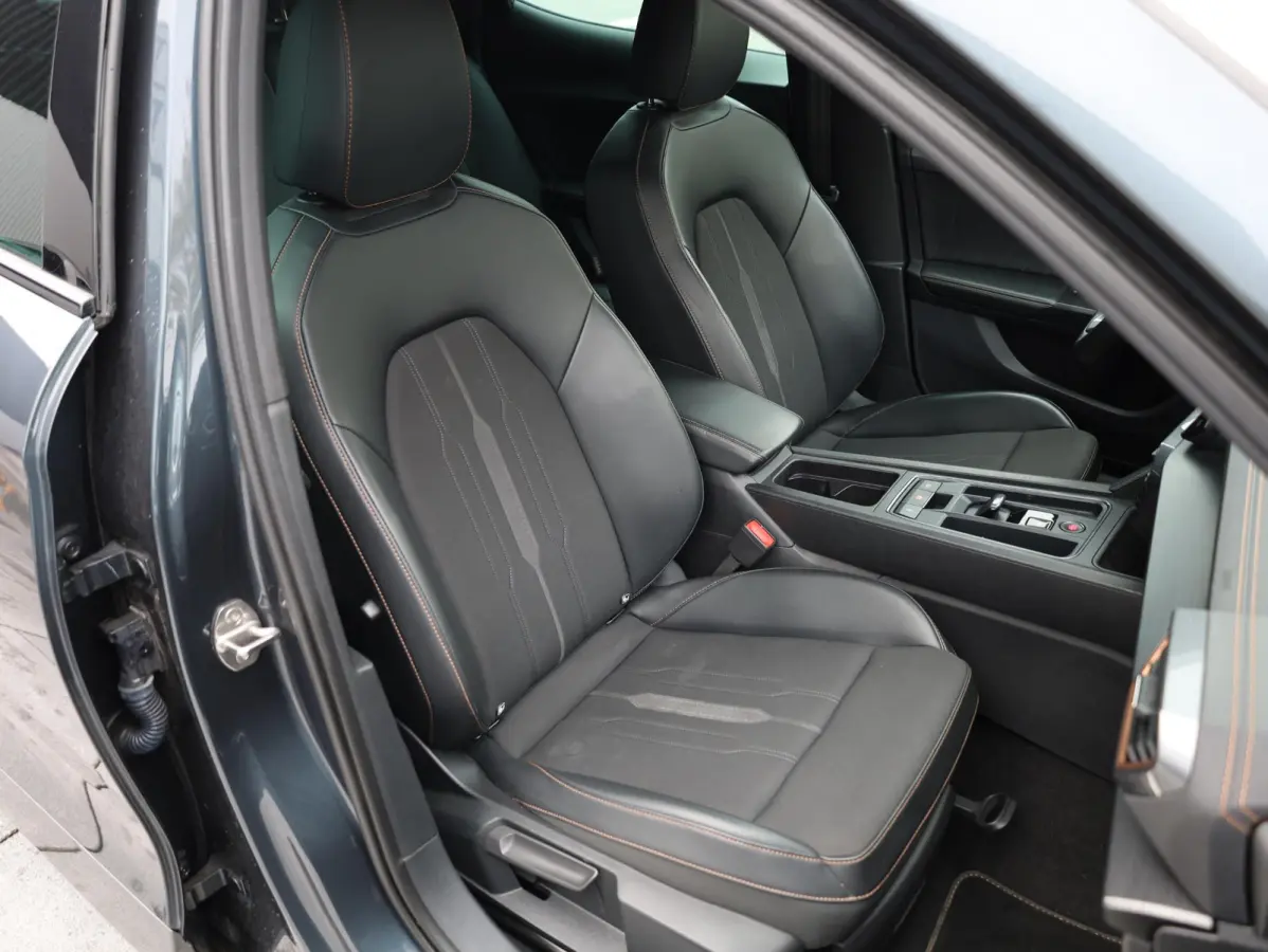 1.4 e-Hybrid Business Keyless | Camera | Virtual | Adaptive Cruise | Carplay | 18"Inch | Stuur verwarmd |