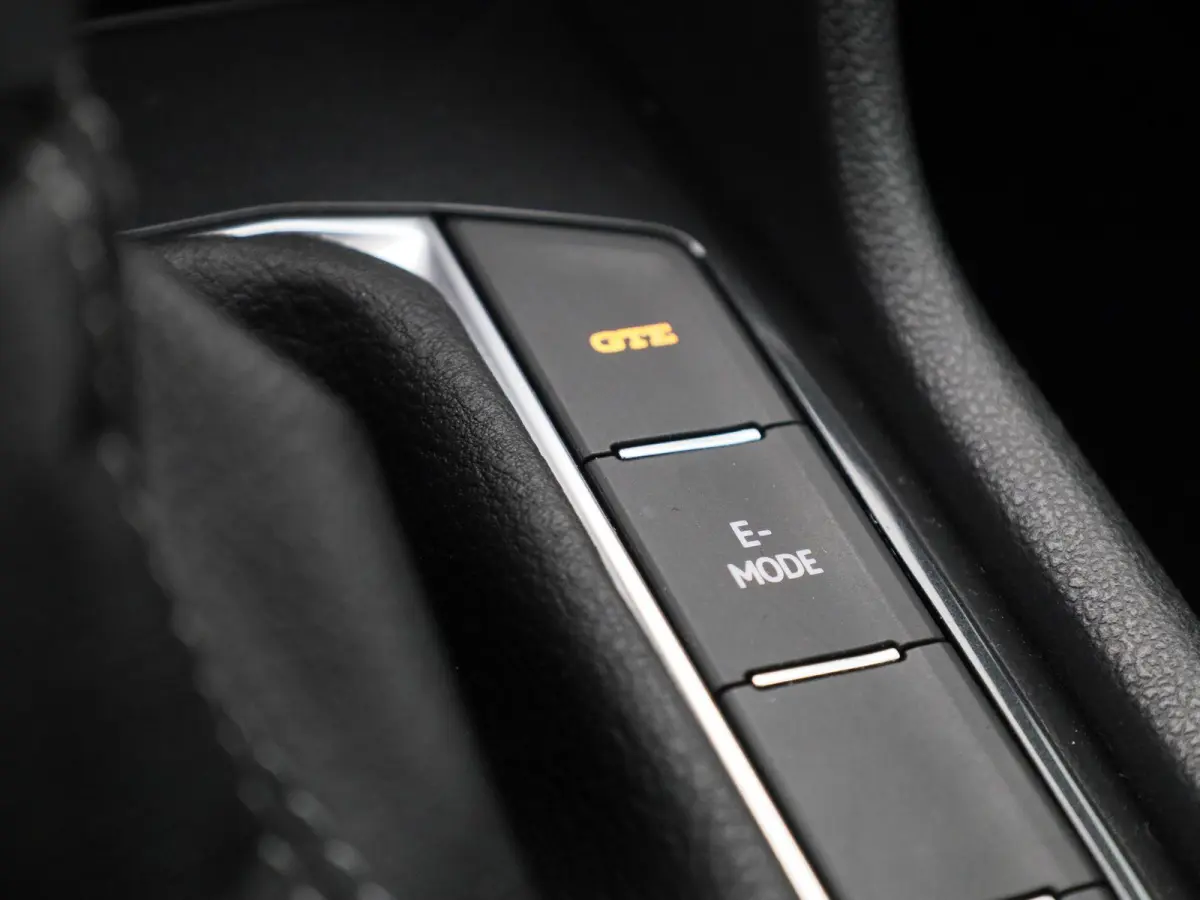 1.4 TSI eHybrid R-Line Business+