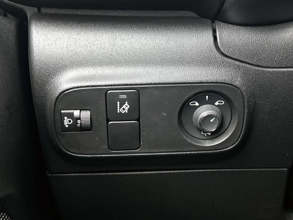 Shine 82pk | Lage kilometerstand | Navigatie via Apple Carplay / Android Auto | Achteruitrijcamera | Climate Control | Cruise Control | Parkeersensoren | Bluetooth | Elektrisch inklapbare sp
