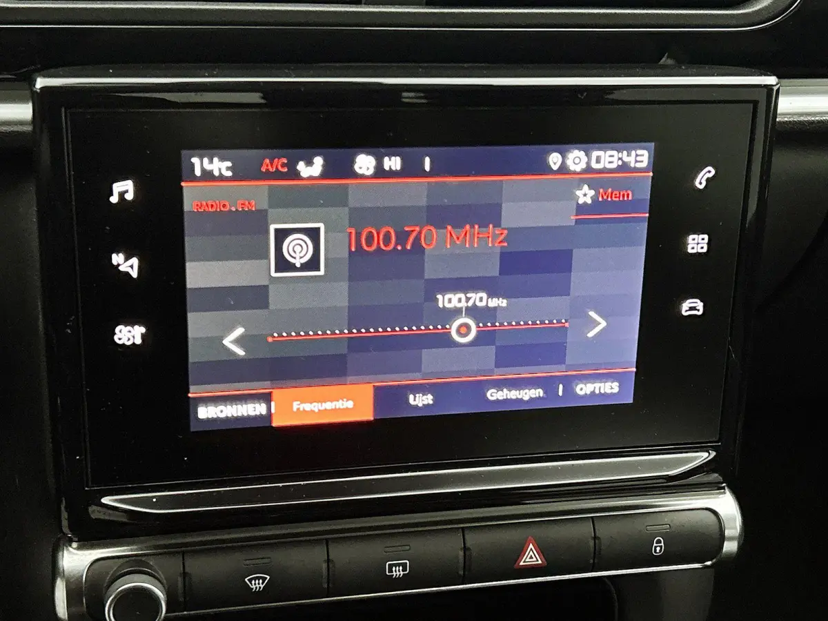 Shine 82pk | Lage kilometerstand | Navigatie via Apple Carplay / Android Auto | Achteruitrijcamera | Climate Control | Cruise Control | Parkeersensoren | Bluetooth | Elektrisch inklapbare sp