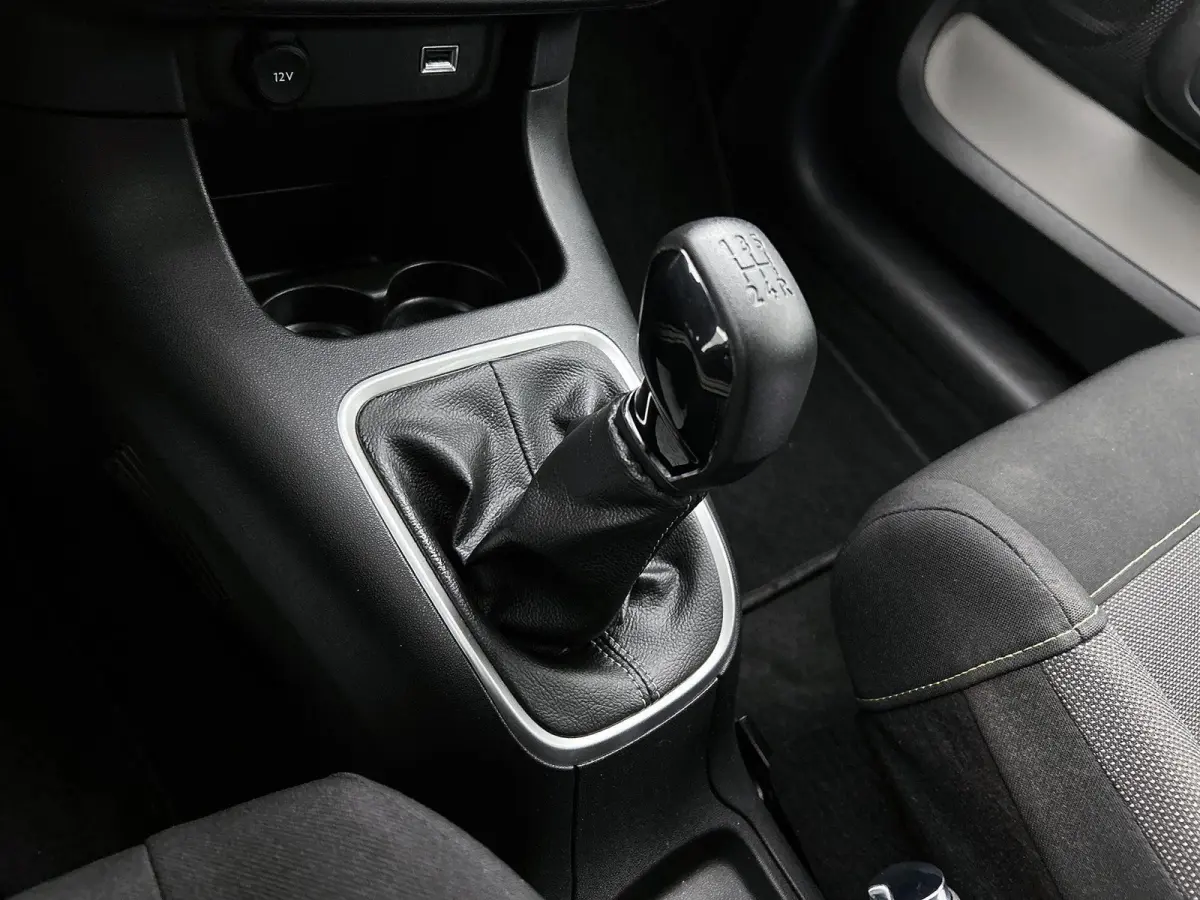 Shine 82pk | Lage kilometerstand | Navigatie via Apple Carplay / Android Auto | Achteruitrijcamera | Climate Control | Cruise Control | Parkeersensoren | Bluetooth | Elektrisch inklapbare sp