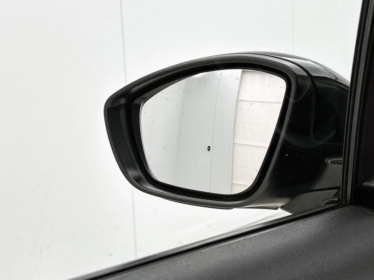 Shine 82pk | Lage kilometerstand | Navigatie via Apple Carplay / Android Auto | Achteruitrijcamera | Climate Control | Cruise Control | Parkeersensoren | Bluetooth | Elektrisch inklapbare sp
