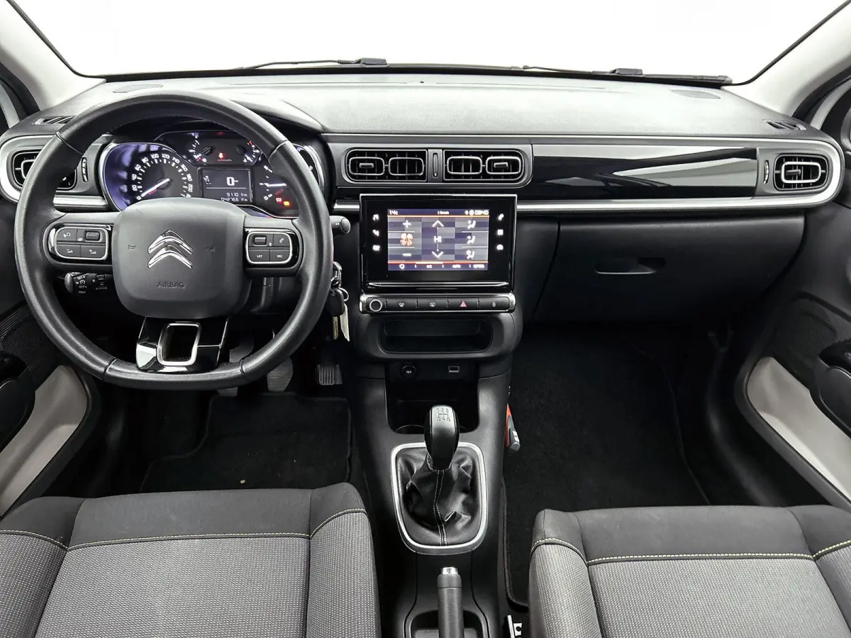 Shine 82pk | Lage kilometerstand | Navigatie via Apple Carplay / Android Auto | Achteruitrijcamera | Climate Control | Cruise Control | Parkeersensoren | Bluetooth | Elektrisch inklapbare sp