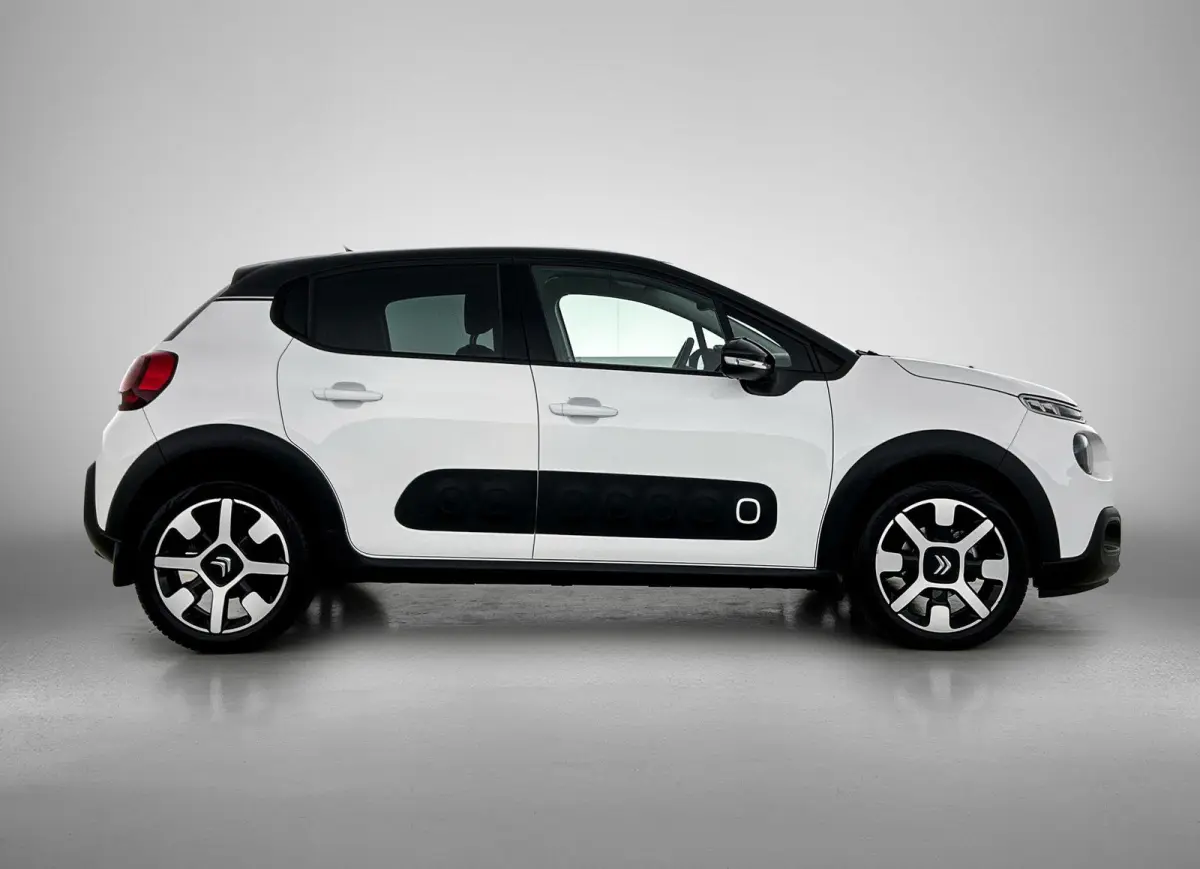 Shine 82pk | Lage kilometerstand | Navigatie via Apple Carplay / Android Auto | Achteruitrijcamera | Climate Control | Cruise Control | Parkeersensoren | Bluetooth | Elektrisch inklapbare sp