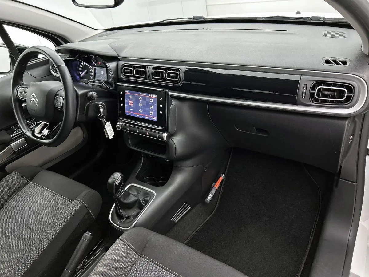 Shine 82pk | Lage kilometerstand | Navigatie via Apple Carplay / Android Auto | Achteruitrijcamera | Climate Control | Cruise Control | Parkeersensoren | Bluetooth | Elektrisch inklapbare sp