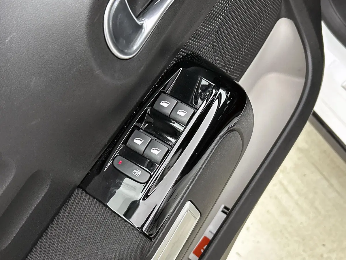 Shine 82pk | Lage kilometerstand | Navigatie via Apple Carplay / Android Auto | Achteruitrijcamera | Climate Control | Cruise Control | Parkeersensoren | Bluetooth | Elektrisch inklapbare sp