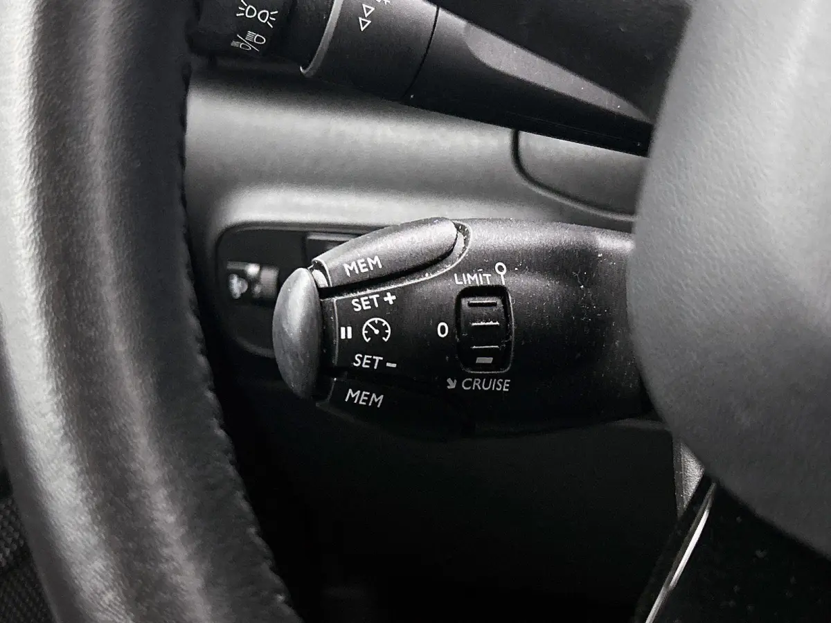 Shine 82pk | Lage kilometerstand | Navigatie via Apple Carplay / Android Auto | Achteruitrijcamera | Climate Control | Cruise Control | Parkeersensoren | Bluetooth | Elektrisch inklapbare sp