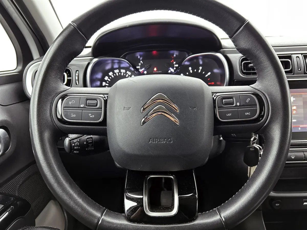 Shine 82pk | Lage kilometerstand | Navigatie via Apple Carplay / Android Auto | Achteruitrijcamera | Climate Control | Cruise Control | Parkeersensoren | Bluetooth | Elektrisch inklapbare sp