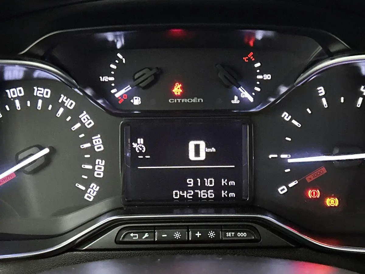 Shine 82pk | Lage kilometerstand | Navigatie via Apple Carplay / Android Auto | Achteruitrijcamera | Climate Control | Cruise Control | Parkeersensoren | Bluetooth | Elektrisch inklapbare sp