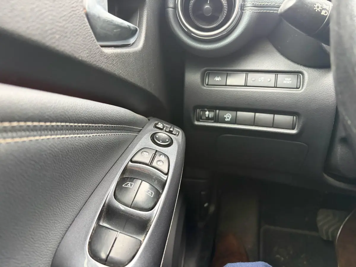 1.0 DIG-T N-Connecta | 117 PK | AUTOMAAT | KEYLESS ENTRY | CAMERA | PARKEERSENSOREN VOOR EN ACHTER | ALL-SEASONBANDEN | CLIMATE CONTROL | NAVIGATIE |