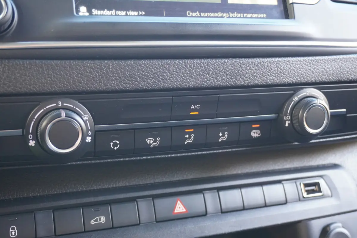 1.5 BlueHDi L2 120PK EURO 6 - Airco - Navi - Cruise - €14.900,- Excl.