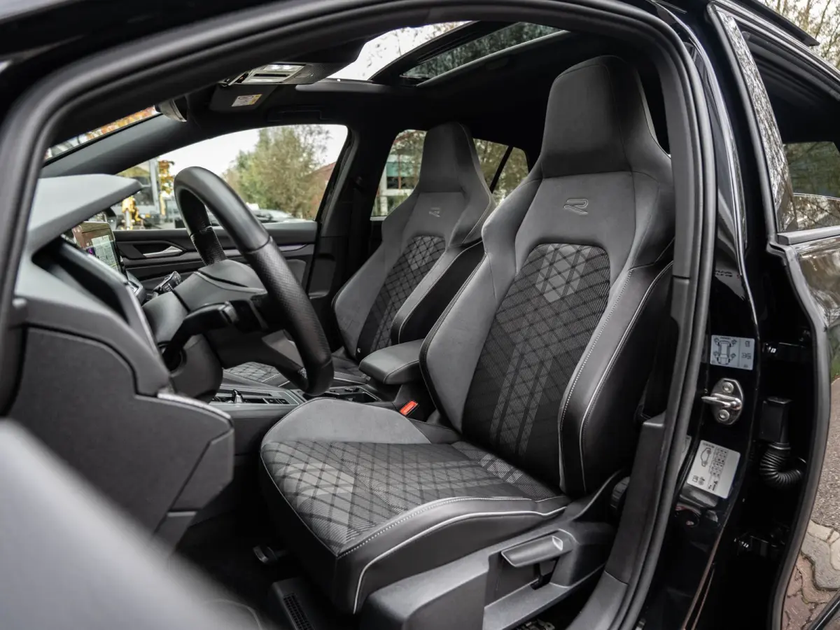 1.5 eTSI R-Line Pano/Matrix/Camera/Keyless
