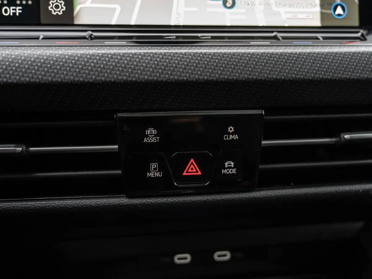 1.5 eTSI R-Line Pano/Matrix/Camera/Keyless
