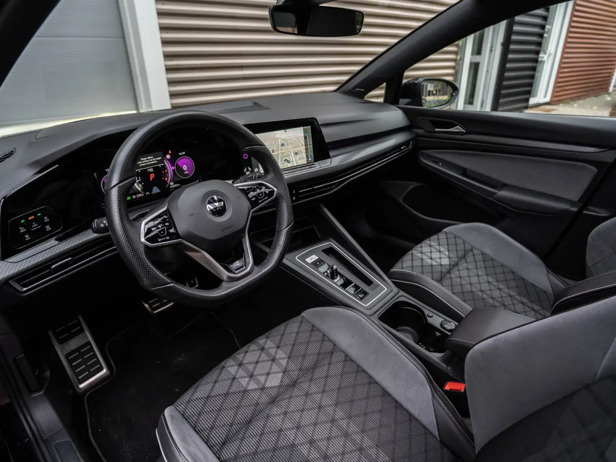 1.5 eTSI R-Line Pano/Matrix/Camera/Keyless