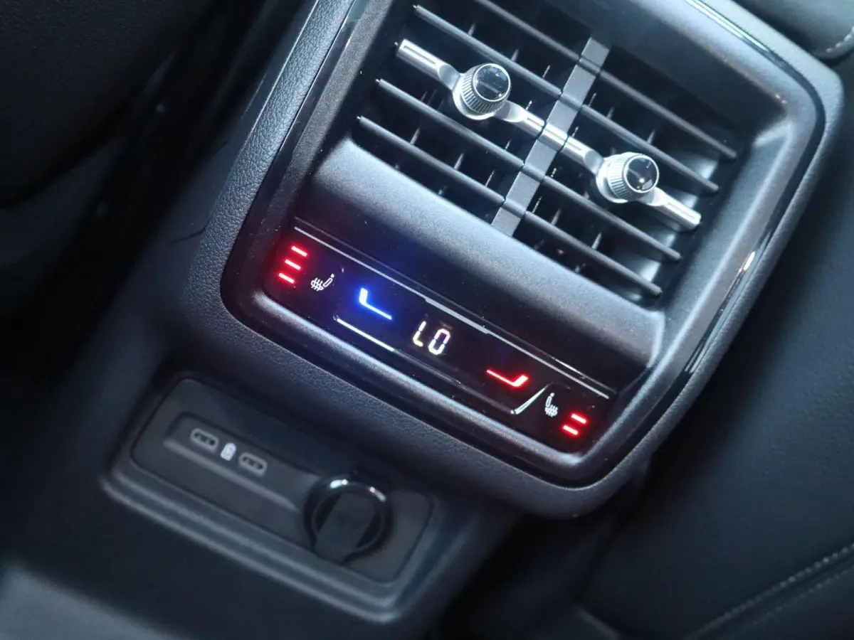 1.5 TSI 204pk PHEV Sportline Business | SoH 100% | Panoramadak | Trekhaak | Achterbank Verwarmd