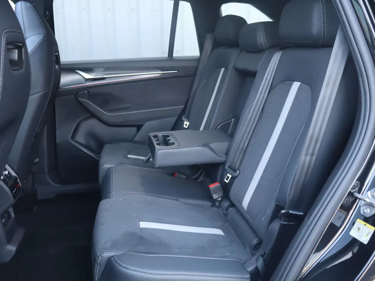 1.5 TSI 204pk PHEV Sportline Business | SoH 100% | Panoramadak | Trekhaak | Achterbank Verwarmd