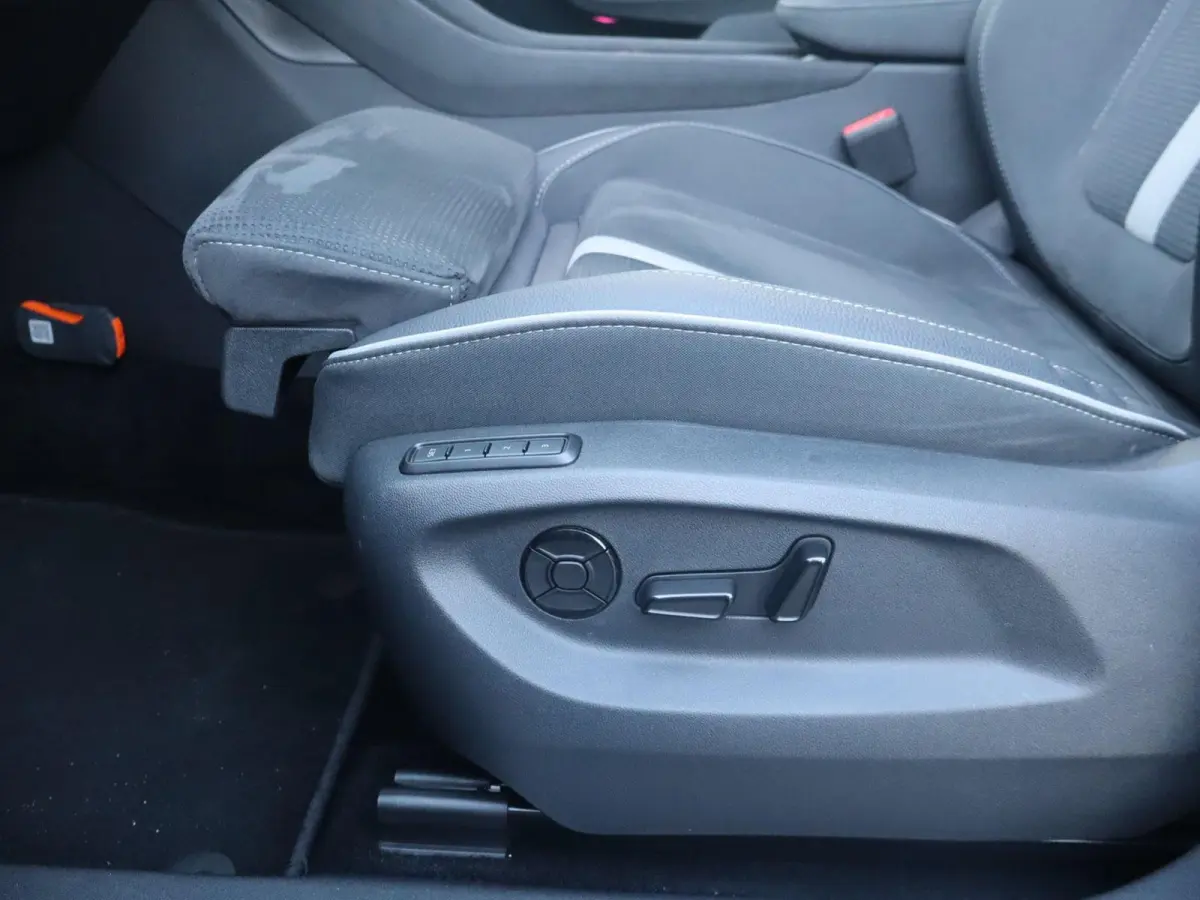 1.5 TSI 204pk PHEV Sportline Business | SoH 100% | Panoramadak | Trekhaak | Achterbank Verwarmd