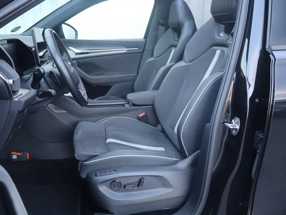1.5 TSI 204pk PHEV Sportline Business | SoH 100% | Panoramadak | Trekhaak | Achterbank Verwarmd
