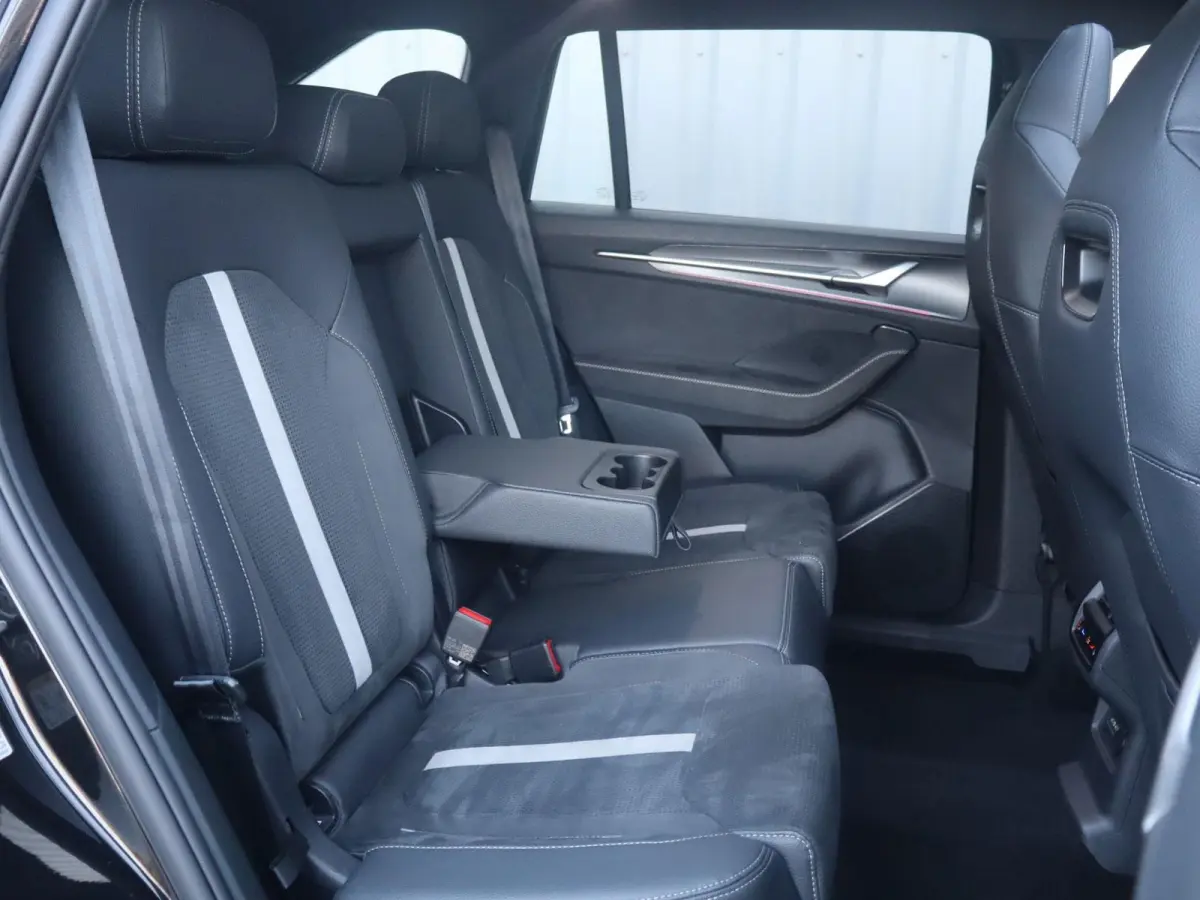 1.5 TSI 204pk PHEV Sportline Business | SoH 100% | Panoramadak | Trekhaak | Achterbank Verwarmd