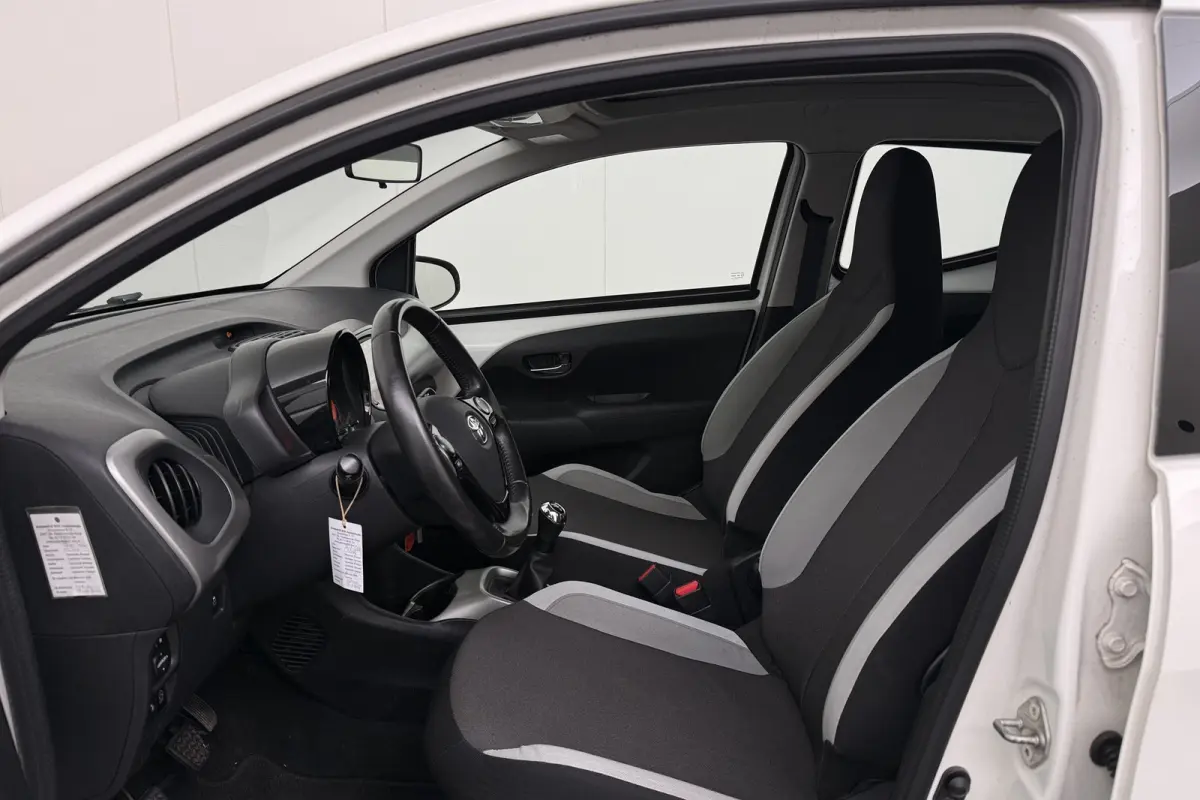 1.0 VVT-i x-wave Cabrio Cruise Camera LMV 16"