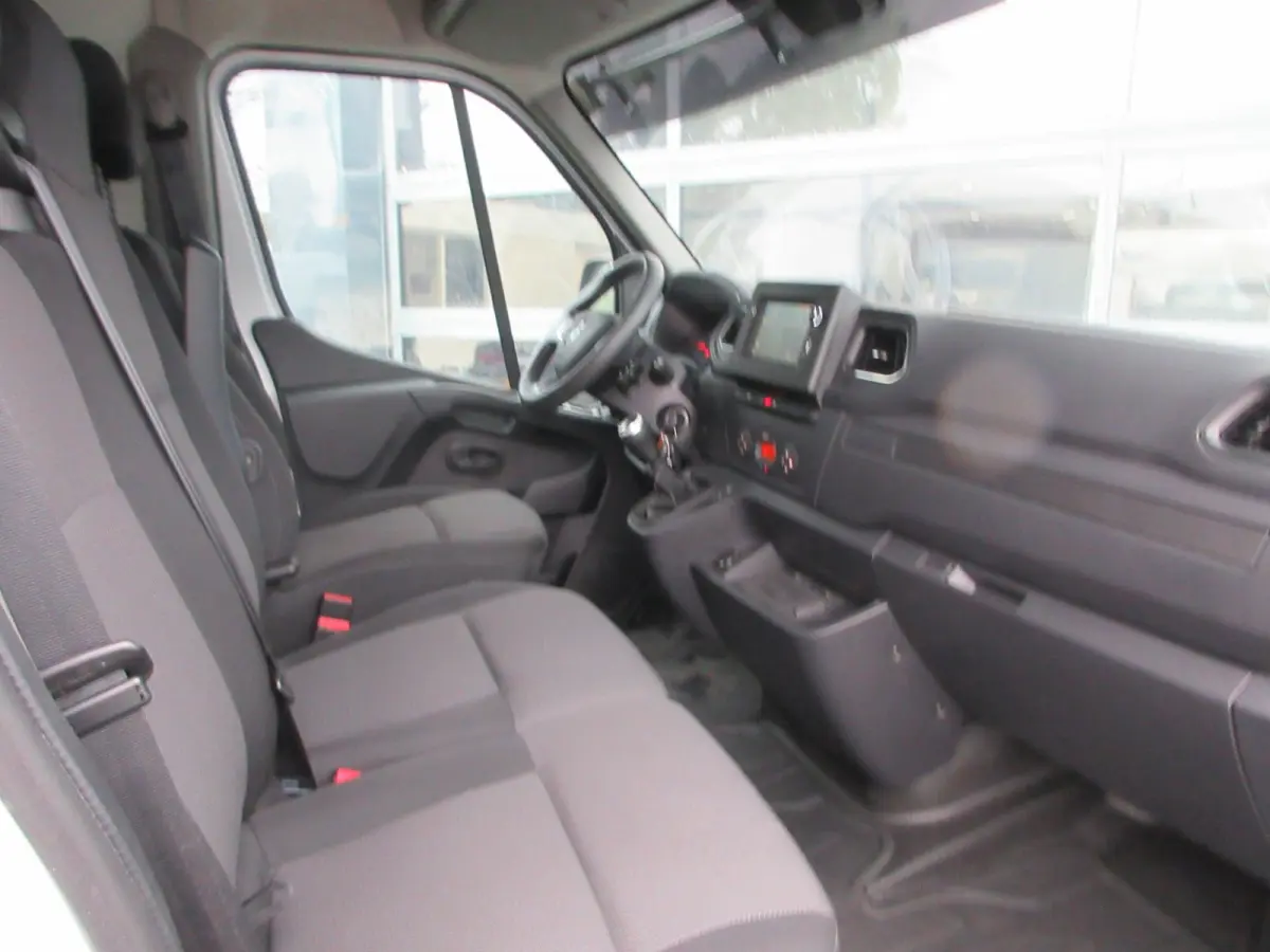 T35 2.3 dCi 180pk, L2, Navi, Camera, LED, 2x Schuifdeur, Trekhaak, 3-Zits.